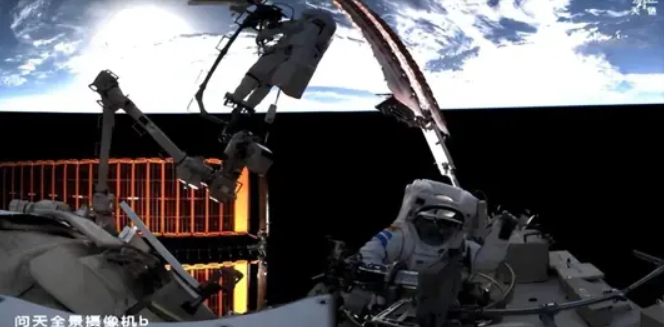 宇宙根本不是彩色的 神舟21号传回真实画面